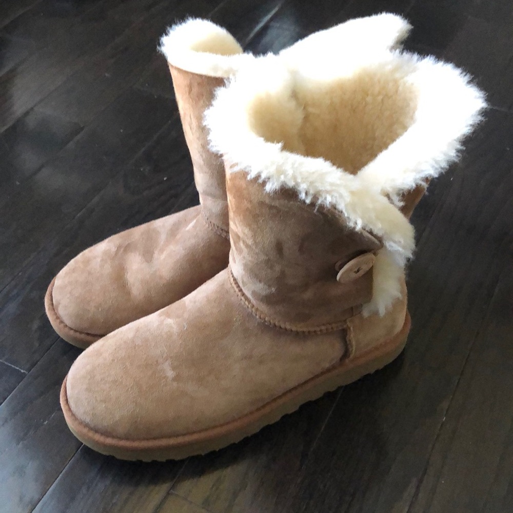 Women’s UGG booties size 10. Excellent condition.
